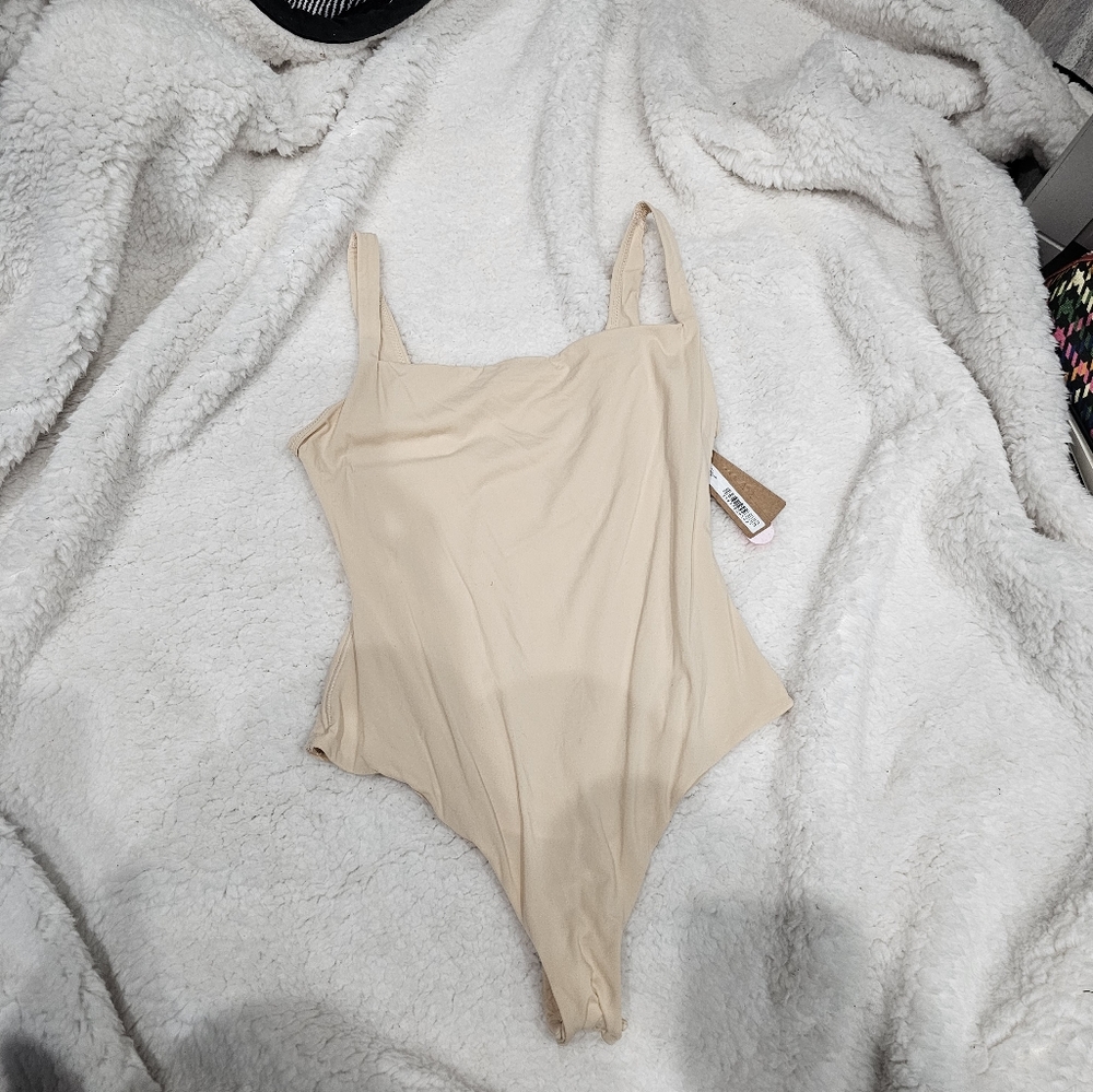 Skims fits everybody Square bodysuit, Color Sand